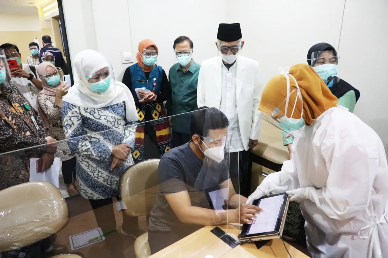 Gubernur Khofifah Bersama Ketua Umum MUI Pusat Yakinkan Vaksin Halal