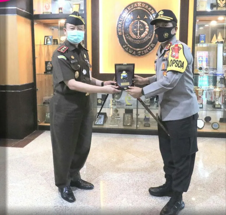Beri Kepastian Hukum Terhadap Masyarakat, Kapolda dan Kajati Jatim Bertemu