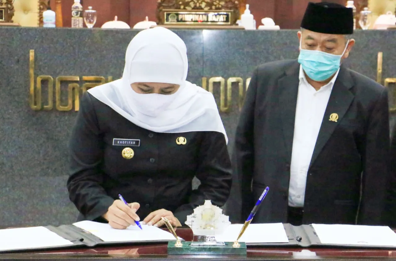 Gubernur Khofifah dan Pimpinan DPRD Jatim Tandatangani Raperda APBD 