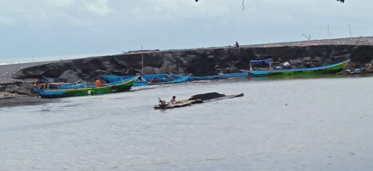 Penambangan Pasir Illegal Di Muara Sungai Opak Resahkan Warga
