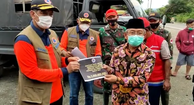 BNPB Serahkan Bantuan 4 Miliar untuk Gempa Bumi Sulawesi Barat