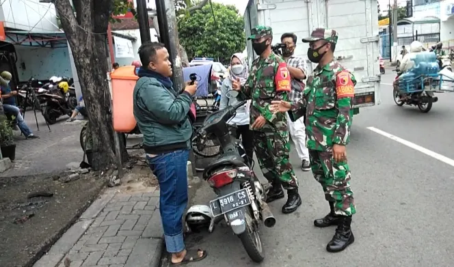 Danramil Tambaksari Turun Langsung Ikut Razia Masker