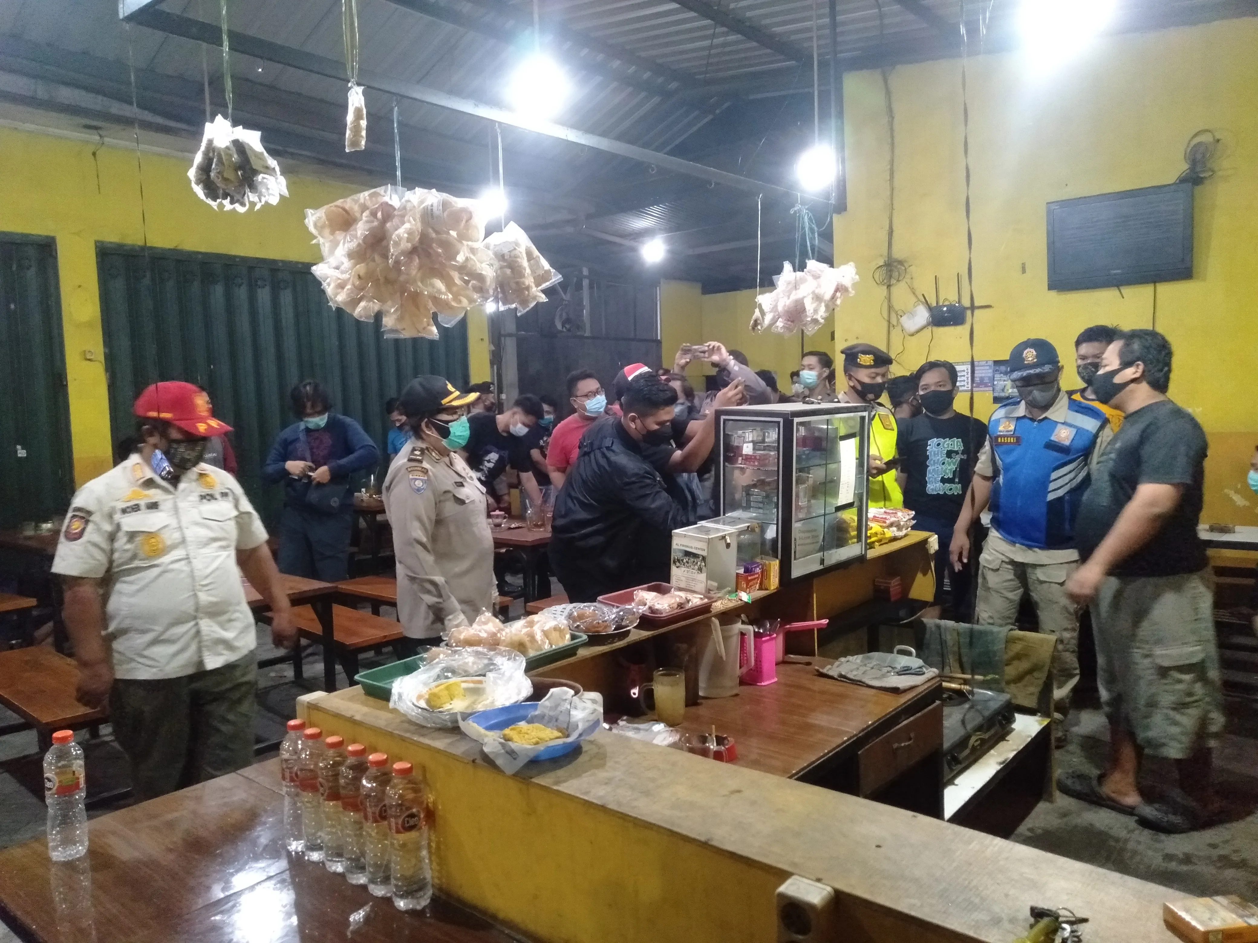 Pol PP Provinsi Jatim Tindak Pengelola Warkop Abaikan PPKM 
