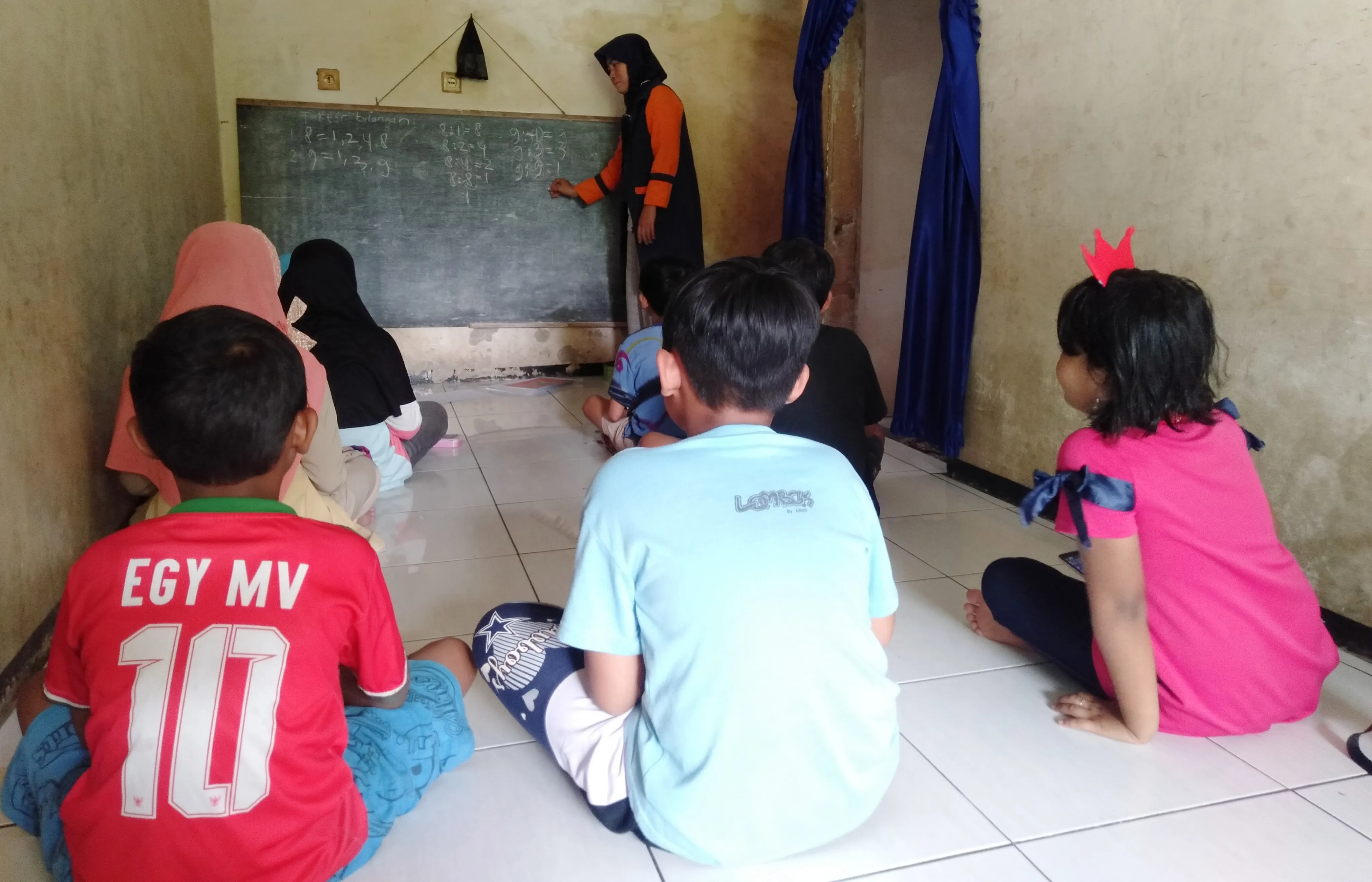Mandiri, Jadi Guru Di Masa Pandemi untuk Siswa Dikampungnya