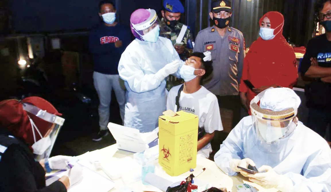 Tim Medis PPKM Periksa 19 Orang Pegawai dan Pengunjung Cafe 