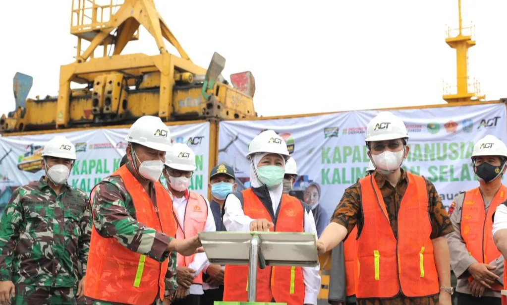 Gubernur Khofifah, ACT, YP3I Lepas Kapal Kemanusiaan ke Kalimantan