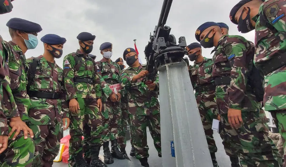 KRI Ahmad Yani-351 Terima Lattek Siswa Dikmata Kodiklatal