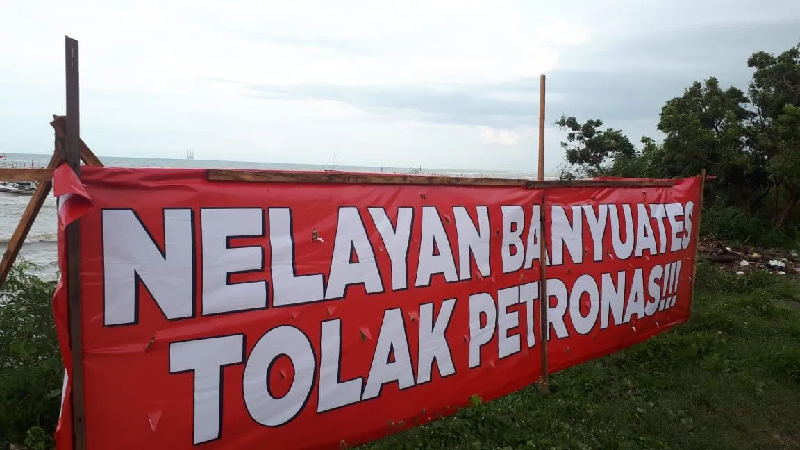 Pasang Spanduk, Tolak Pengeboran Migas oleh Petronas