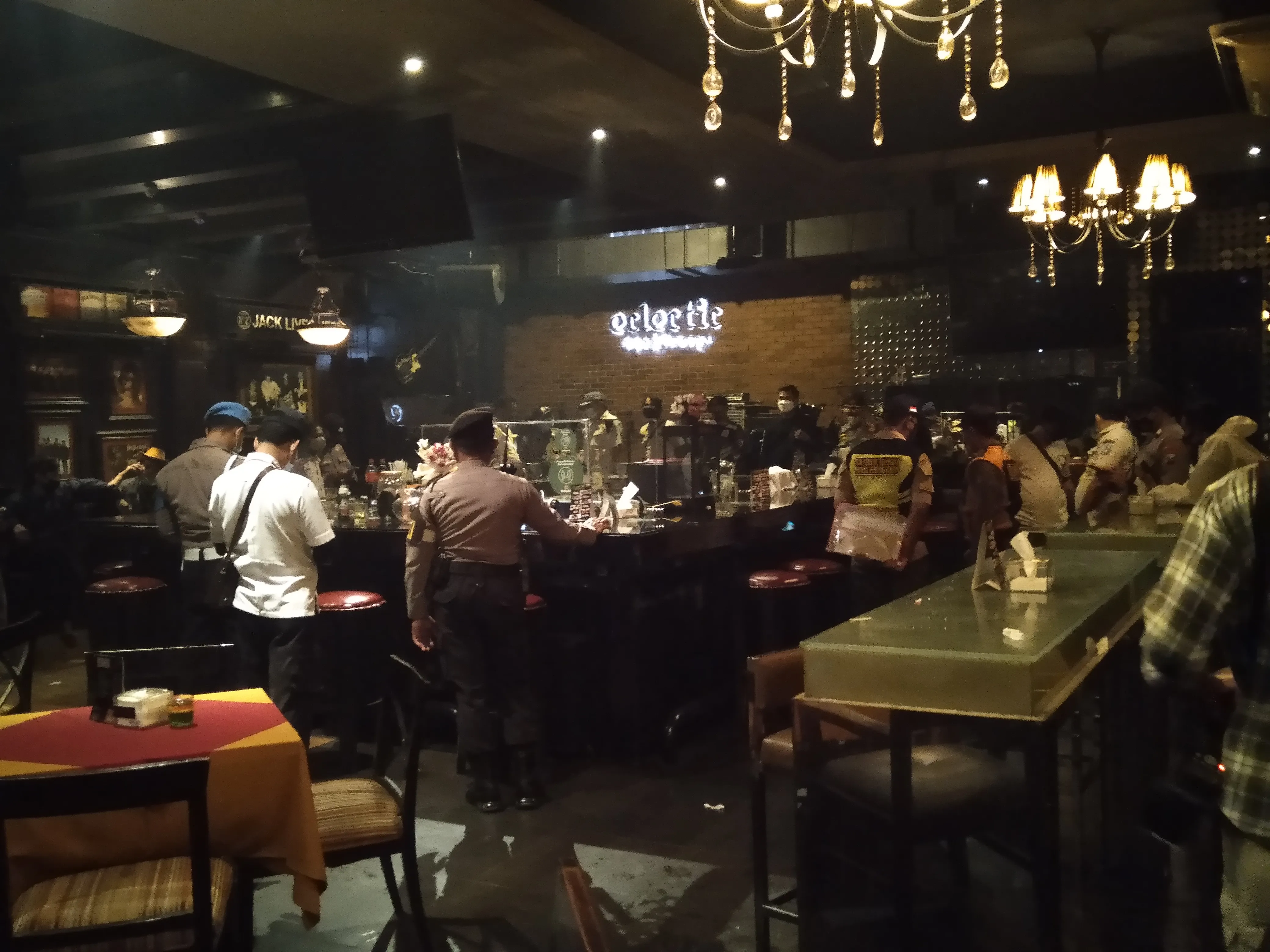 Pol PP Jatim Tegur Eclectic Pub & Lounge Sutos Surabaya