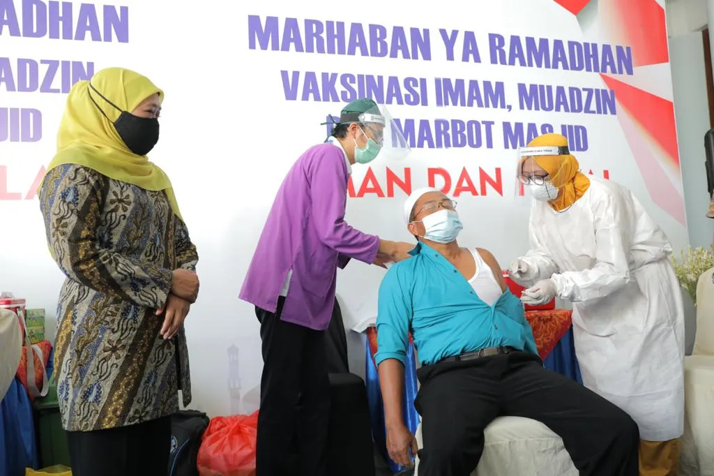 Gubernur Khofifah Tinjau Vaksinasi Covid-19 Bagi Imam, Muadzin dan Marbot 