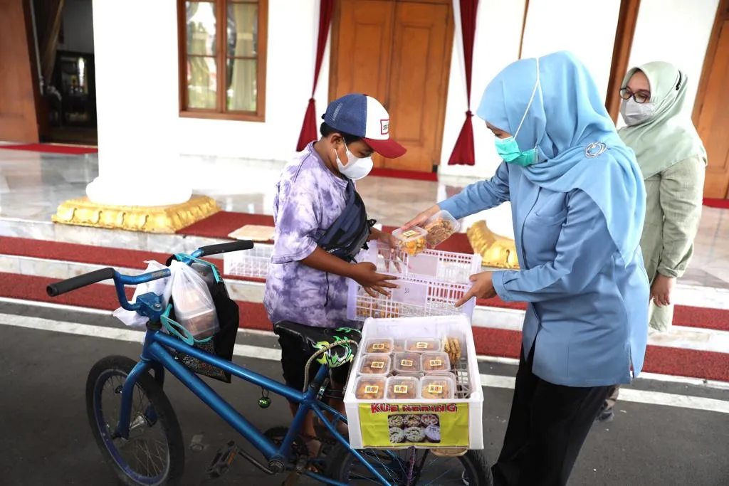 Kerja Keras Bantu Ekonomi Keluarga, Gubernur Khofifah : Tetap Fokus Belajar