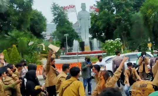 Mahasiswa dan Dosen STKW Gelar Aksi Unjuk Rasa 