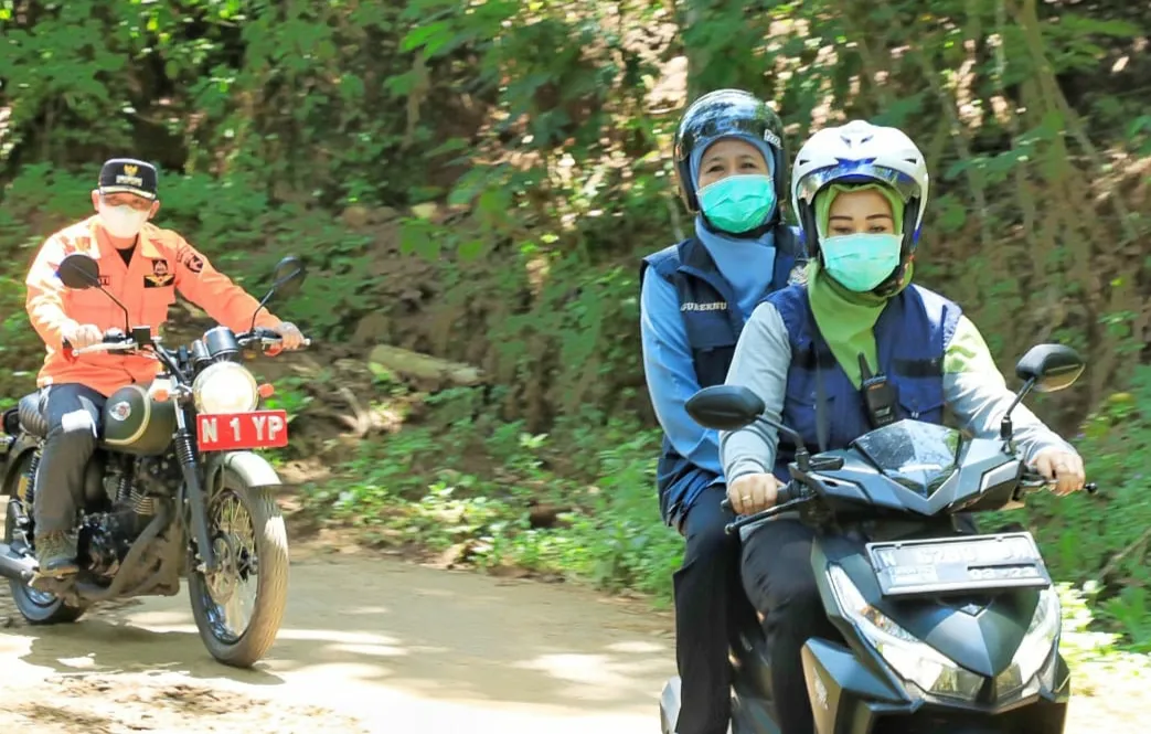 Khofifah Naik Motor Sejauh 4 Km Tinjau Lokasi Terdampak