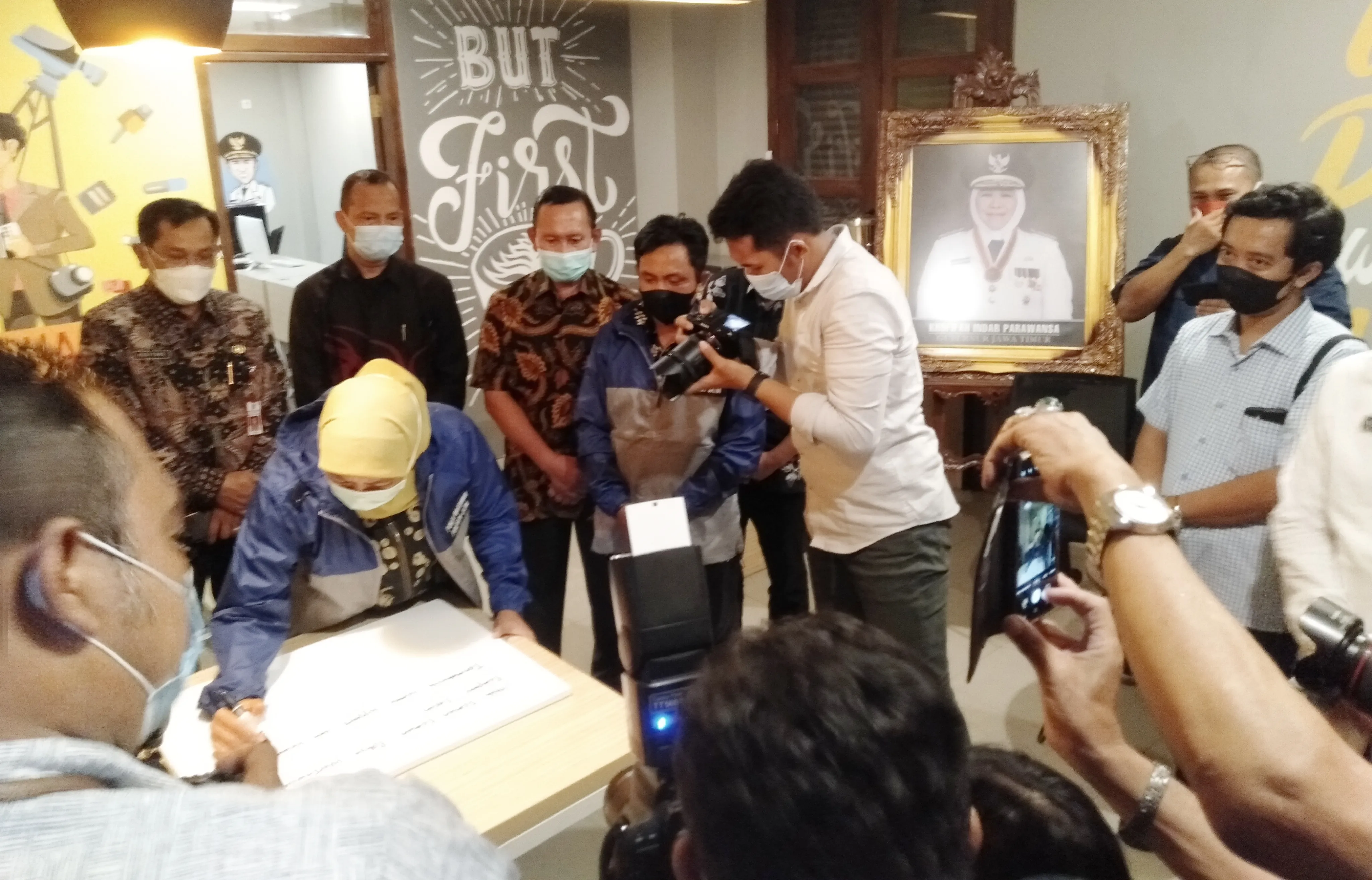 Gubernur Khofifah Minta Wartawan Tetap Obyektif dan Kualitatif