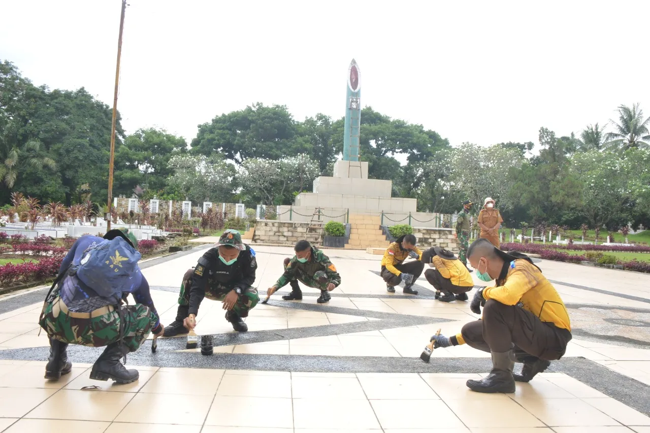 Satlat-2/Hiu Latsitardanus XLI Bersihkan Taman Makam Pahlawan Syuhada Kota 
