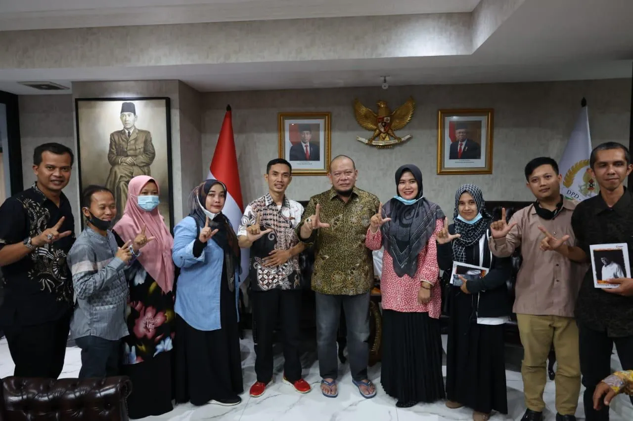 Ketua DPD RI Komitmen Perjuangkan Nasib Guru Honorer 
