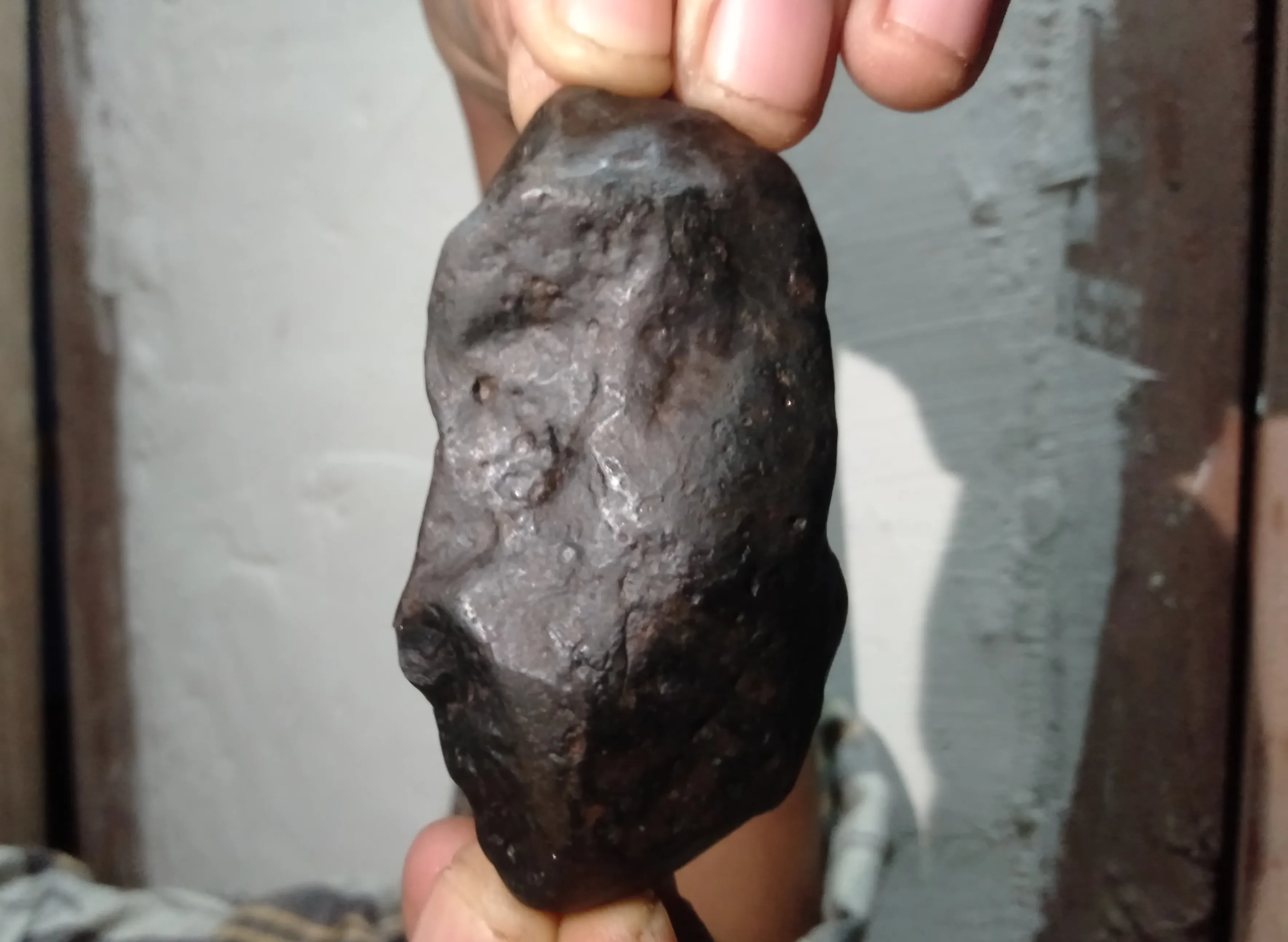 Temukan Batu Unik, Diduga Serpihan Batu Meteor