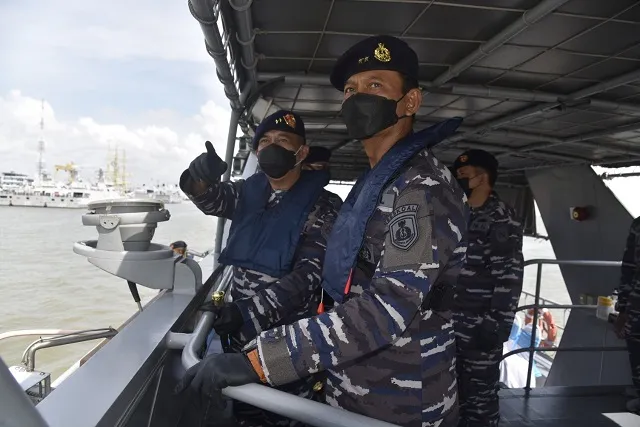 Dua Laksamana Ini Inspeksi Kapal Perang