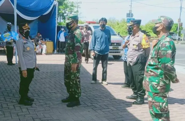 Dandim dan Kapolresta Pelabuhan Tanjung Perak Pantau Pelaksanaan Vaksin
