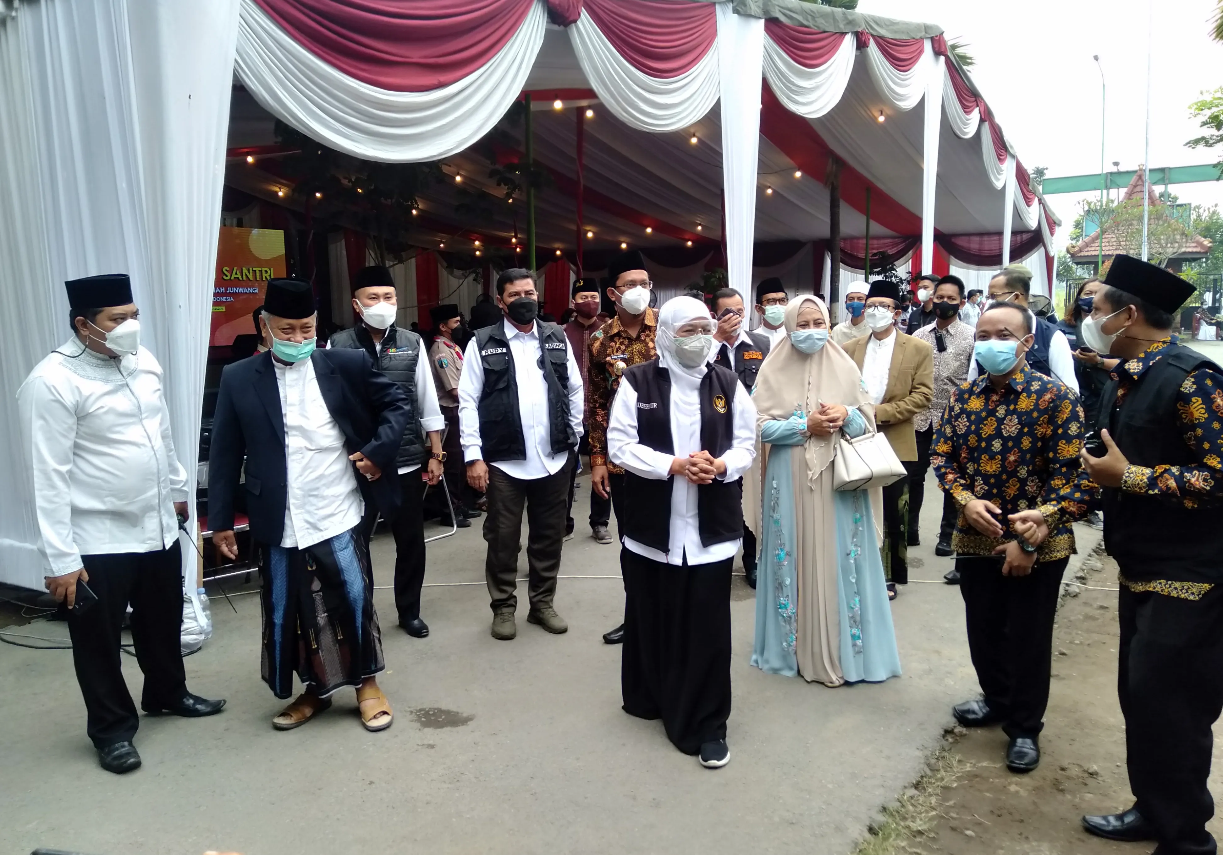 Khofifah Minta Kepala Daerah Maksimalkan Vaksinasi Remaja dan Pelajar 