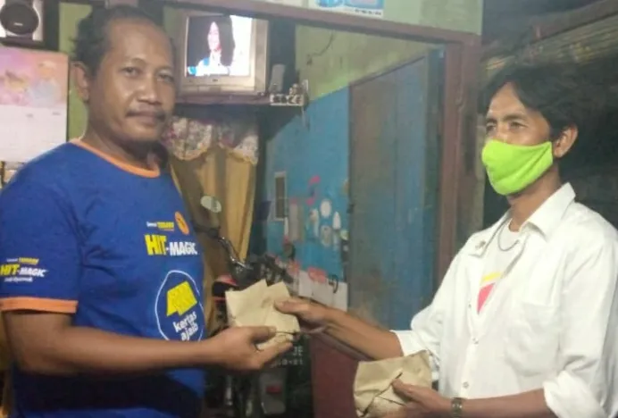 AWS Bagikan Nasi Bungkus di Masa Pandemi 