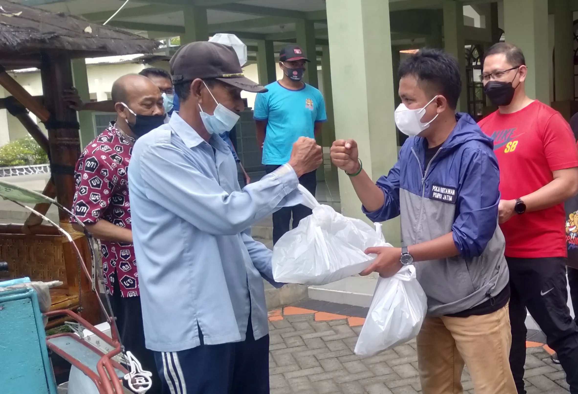 Wartawan Pemprov Jatim Berbagi Daging Kurban
