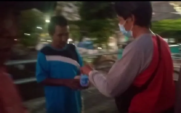 AWS Berbagi, Hampiri Tukang Becak dan Pedagang Kecil