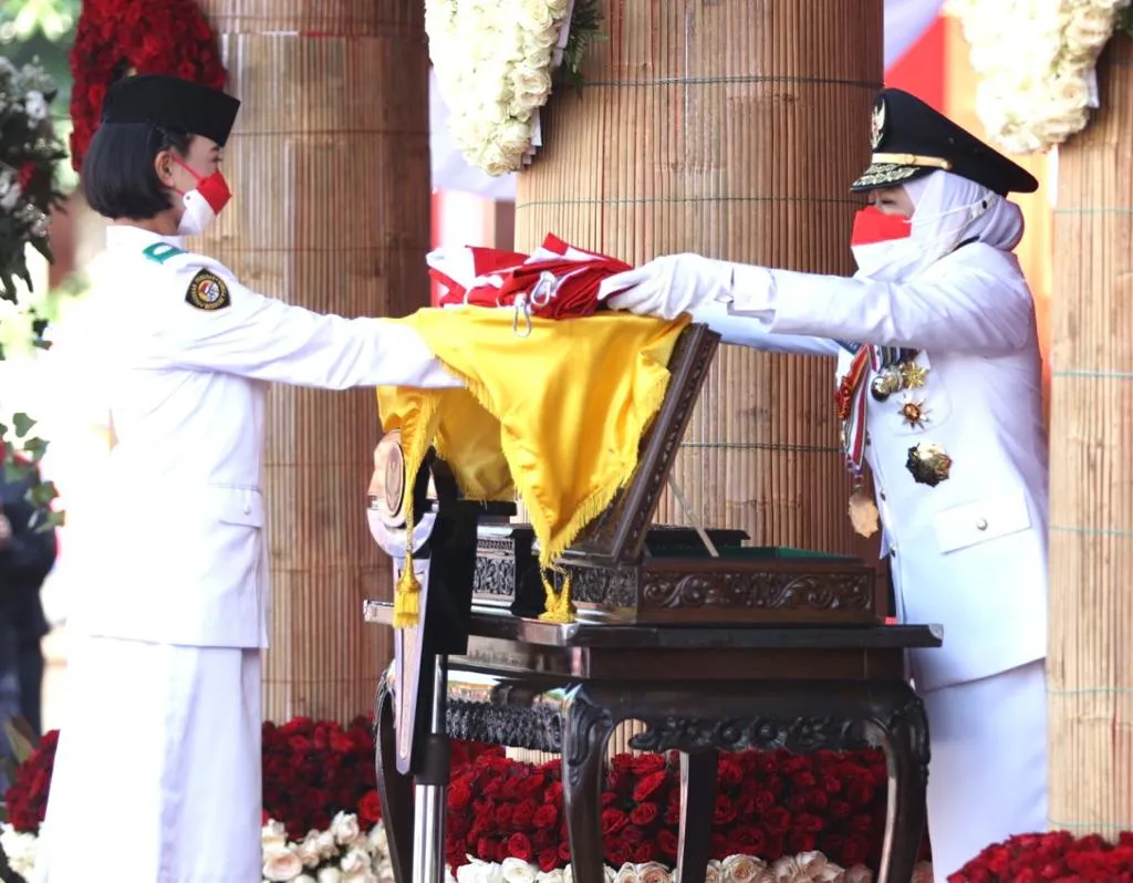 Gubernur Khofifah Pimpin  Pengibaran Bendera Merah Putih