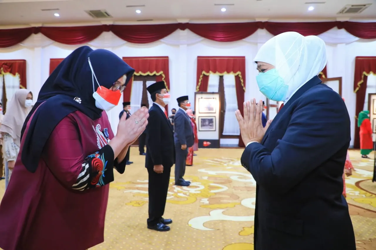 Gubernur Khofifah Sematkan Satyalancana Karya Satya untuk ASN Jatim