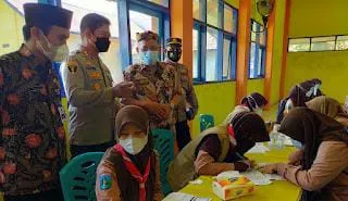 Kapolres Sampang Tinjau Pelaksanaan Vaksin Pelajar SMA