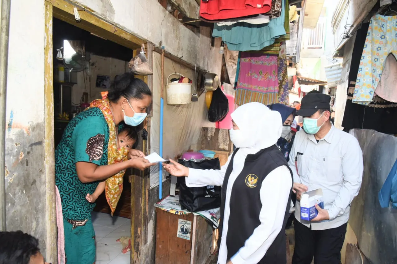 Gubernur Khofifah Door to Door Bagikan 250 Paket Sembako