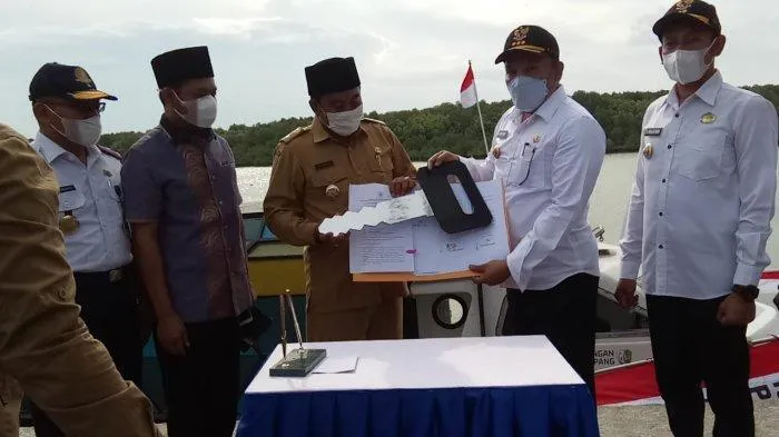 Bupati Sampang Hibahkan Speed Boat ke Bumdes Maparan Sresseh