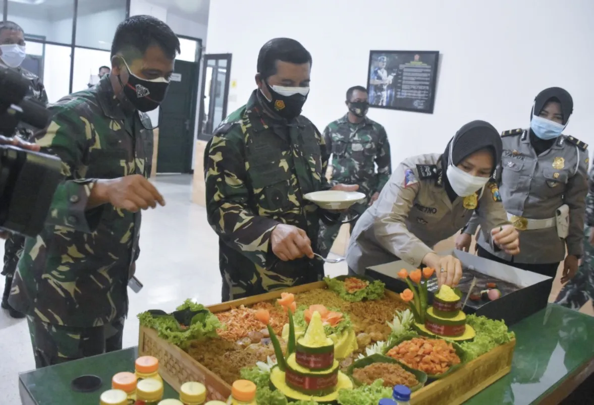 Korem 084/BJ Dapat Kiriman Tumpeng dari Polrestabes Surabaya