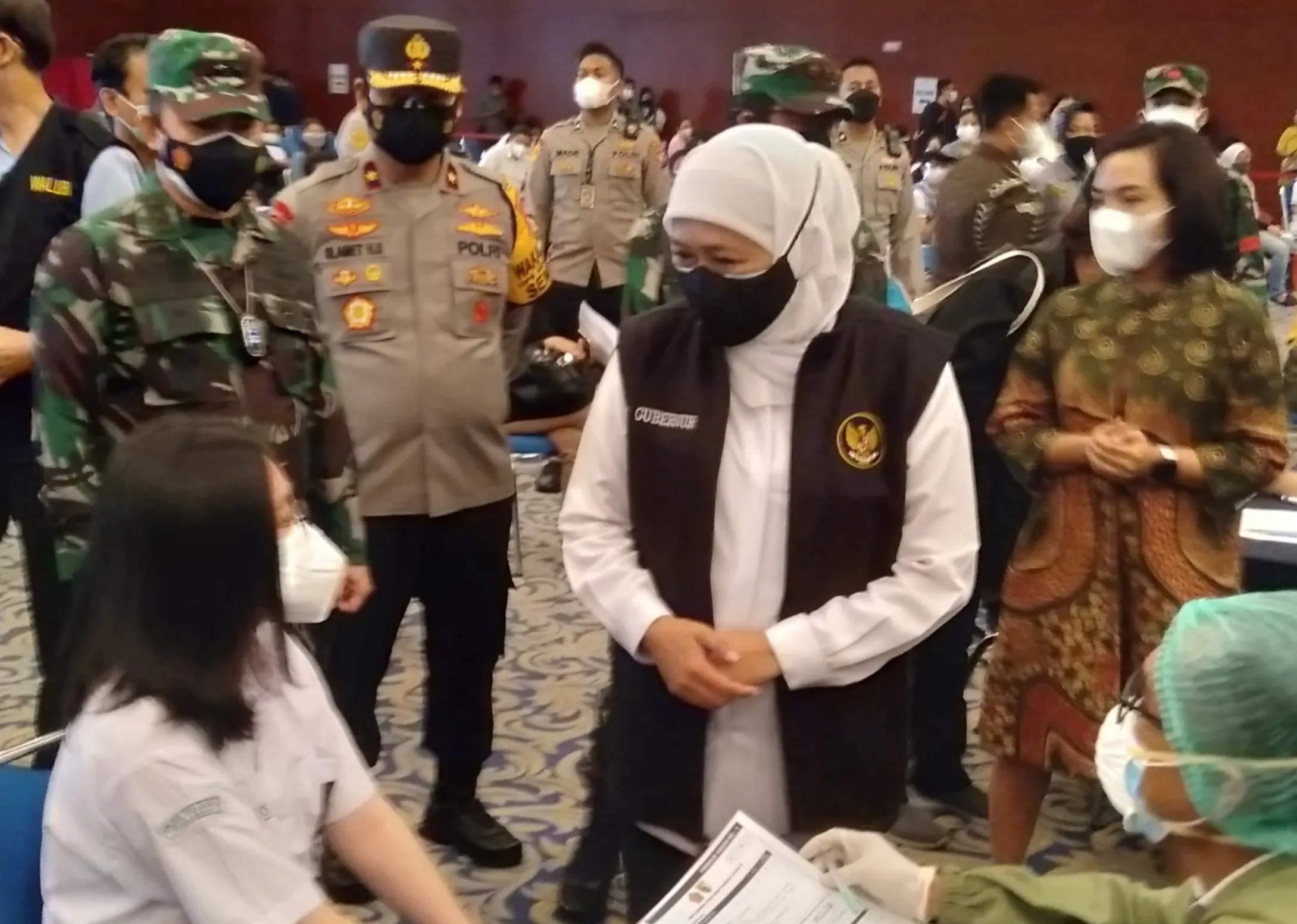Gubernur Khofifah Tinjau Proses Vaksinasi Di Dua Kampus di Surabaya