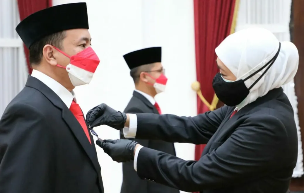 Gubernur Khofifah Sematkan Satyalancana Karya Satya 10, 20 dan 30 Tahun 