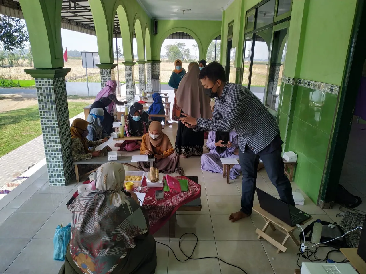 Tingkatkan Penjualan, Pegmas Unair Dorong Para Santri Modernisasi Produk