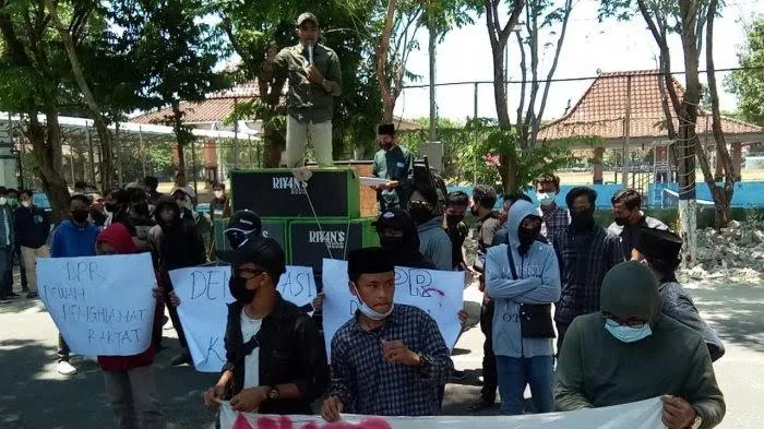 Puluhan Mahasiswa Gelar Aksi di DPRD Sampang  