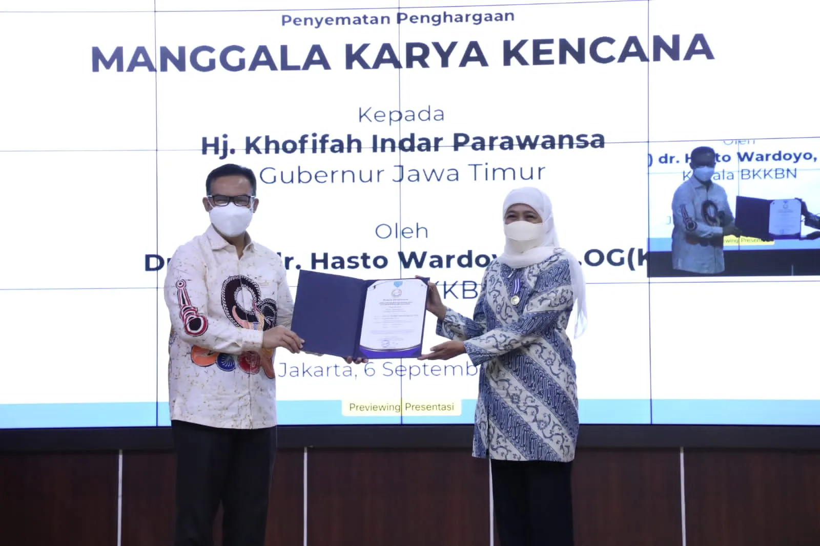Gubernur Khofifah Terima Penghargaan Manggala Karya Kencana 2021