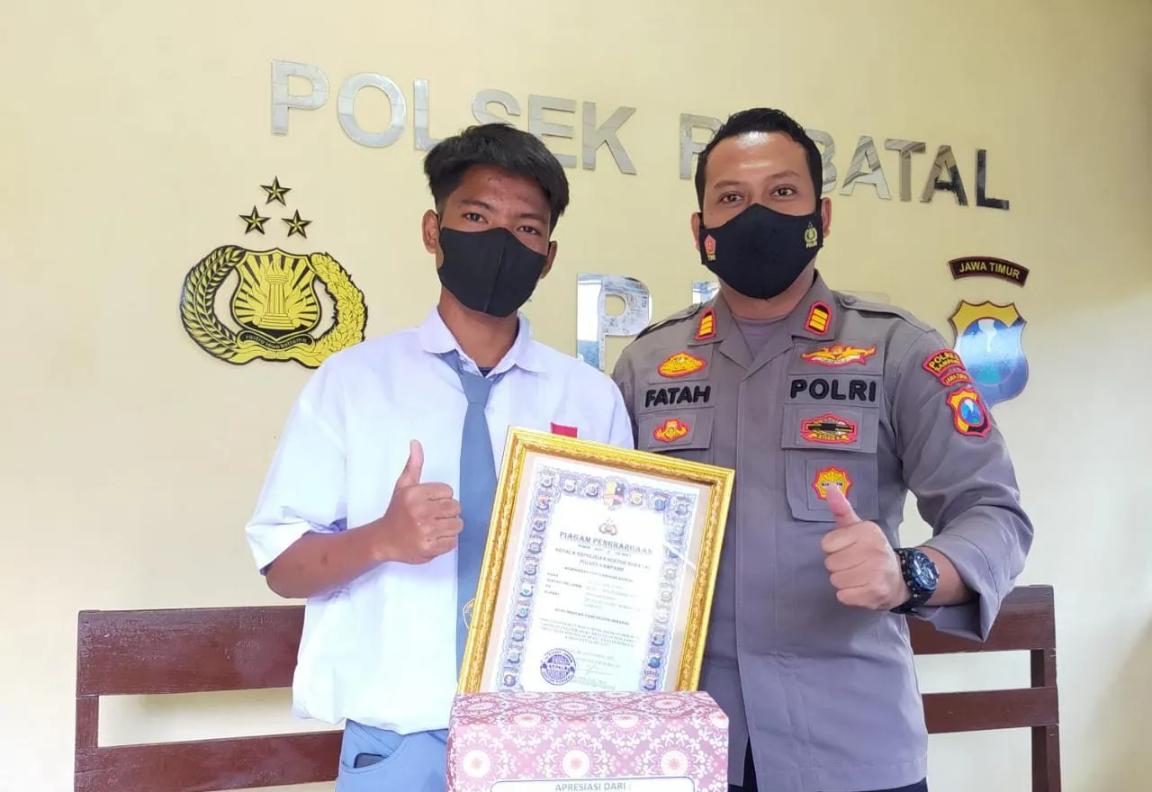 Polsek Robatal Sampang Beri Penghargaan Siswa SMA Az Zain