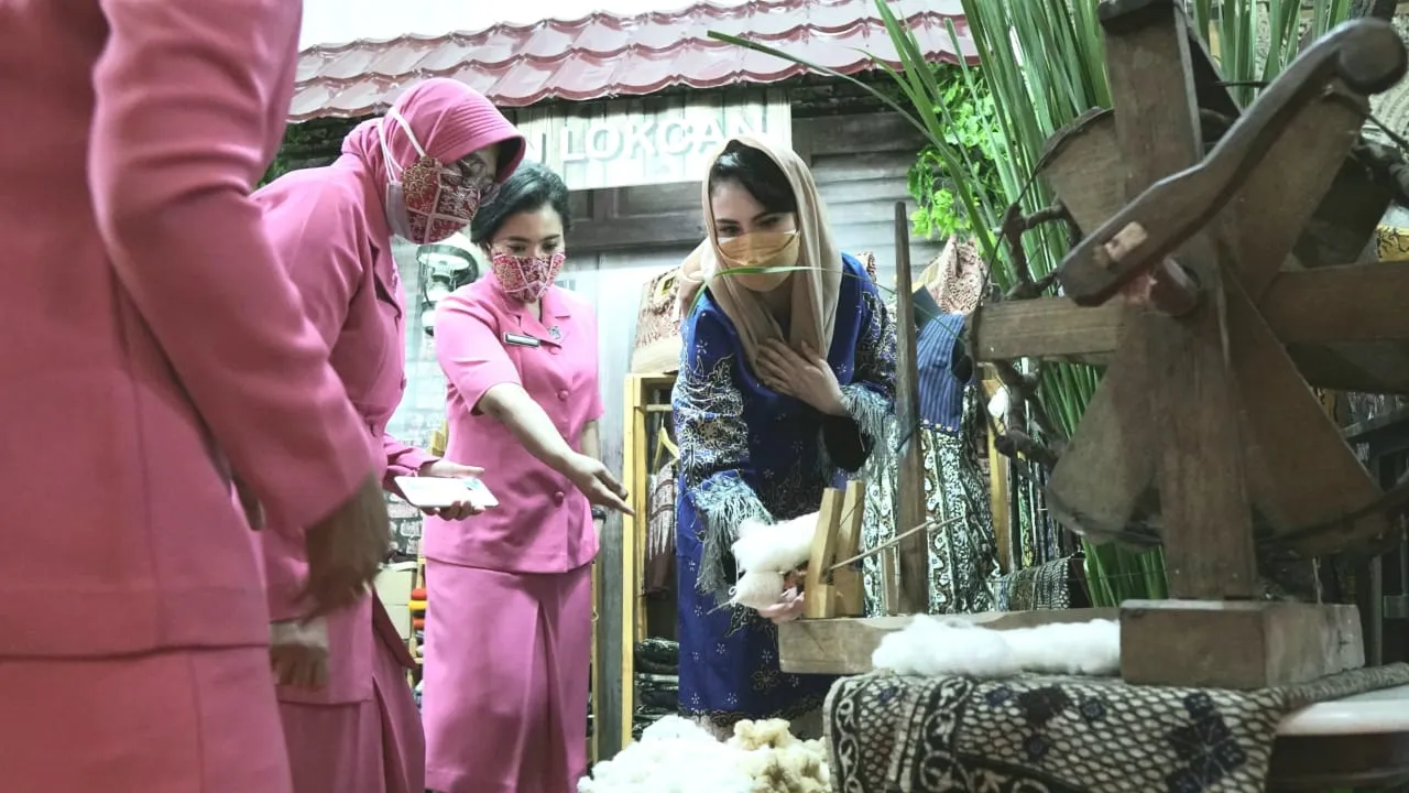 Ketua Dekranasda Arumi Kunjungi Bazaar Online UMKM Bhayangkari