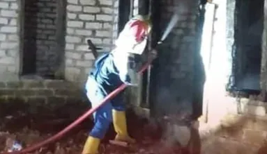Rumah Warga Karang Penang Sampang Hangus Terbakar