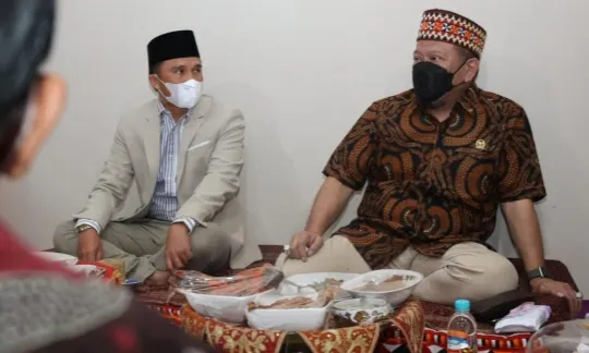 Ketua DPD RI LaNyalla Dijamu Nasi Lakkai 