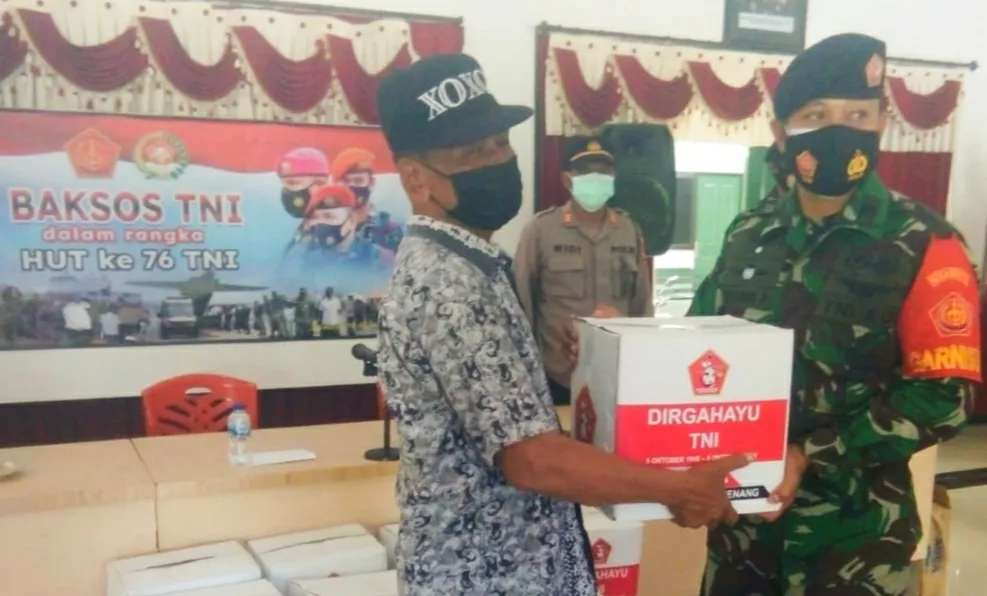 Kodim Mulyorejo Bagi Paket Sembako ke Warga