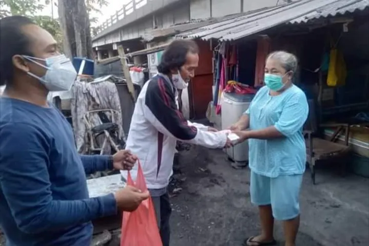 AWS Peduli Bagikan Nasi Bungkus untuk Warga Isoman