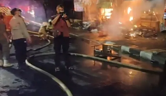 Konsleting Listrik, Kebakaran di Cilandak Hanguskan Swalayan Cahaya