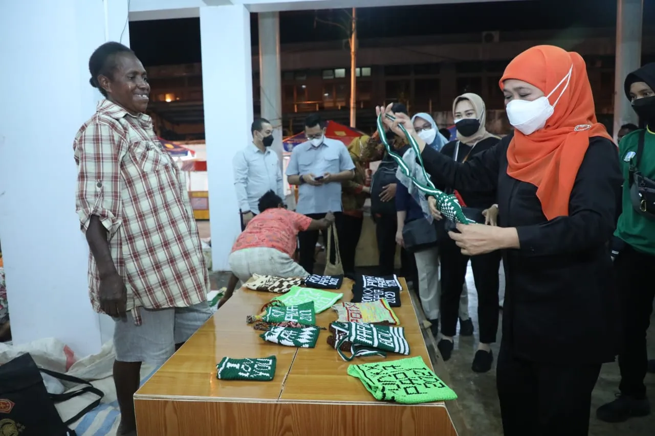 Gubernur Khofifah Borong Noken untuk Oleh-oleh