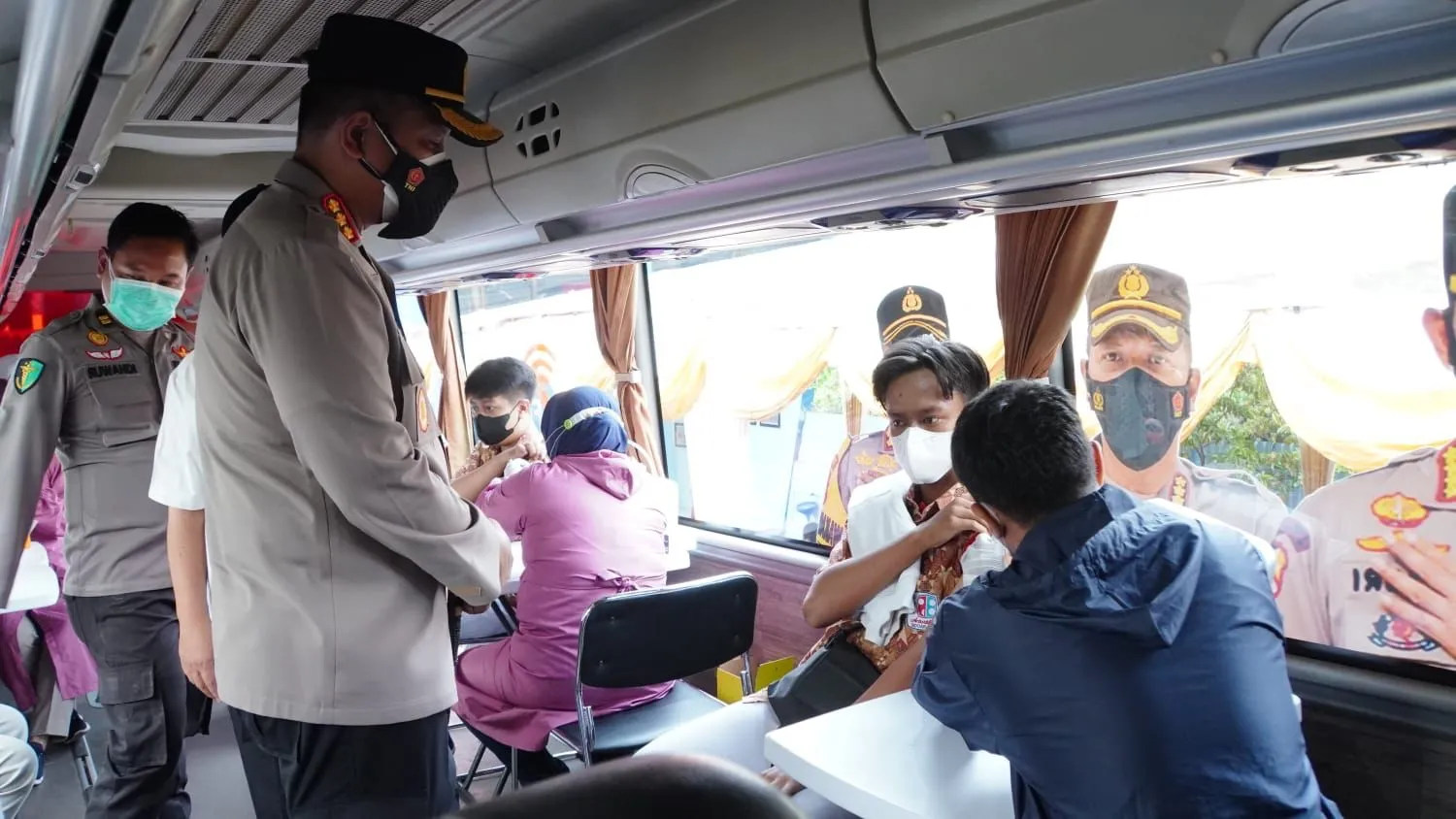 Polresta Sidoarjo Layani Vaksinasi 1000 Dosis di SMA Antartika