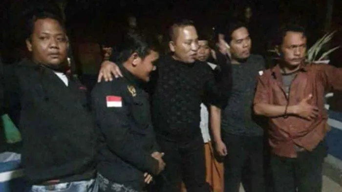 Bupati Sampang Temui Massa Aksi, Minta Menginap 