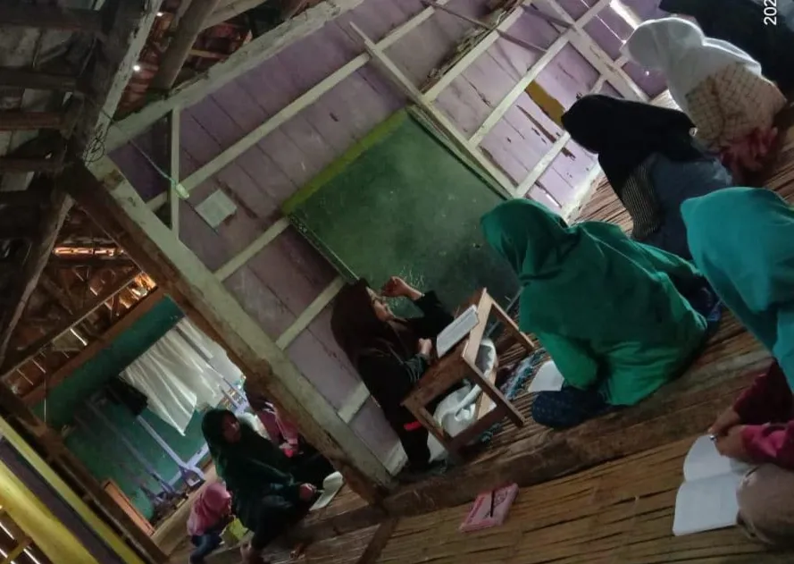 Miris, Belajar di Bilik Bambu