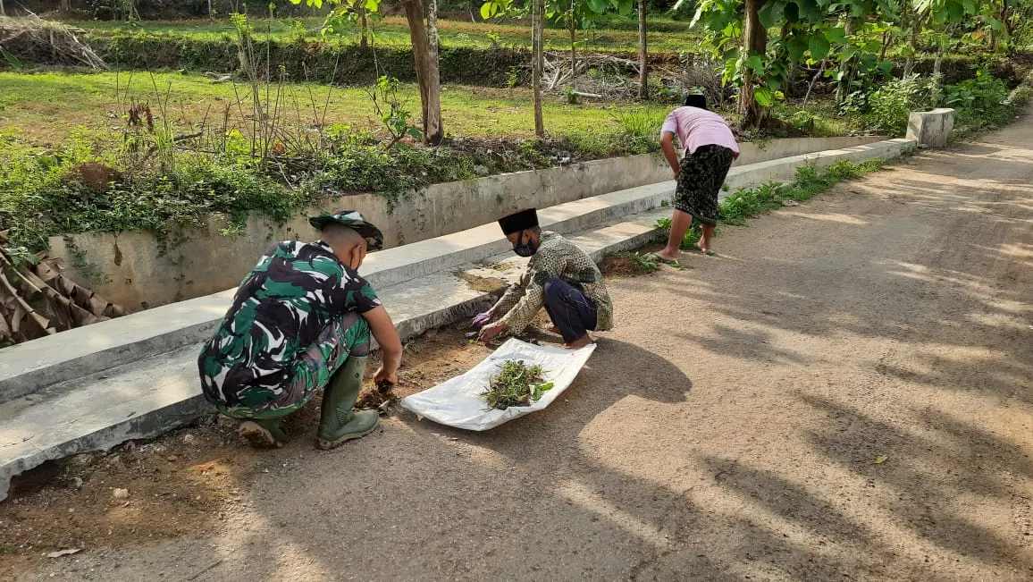 Satgas TMMD Ke-112 Kodim 0826 Pamekasan dan Warga Bersihkan Jalan